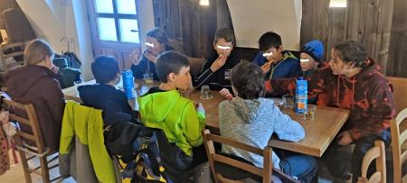 Sodelujoči učenci pri snemanju spletnega videa